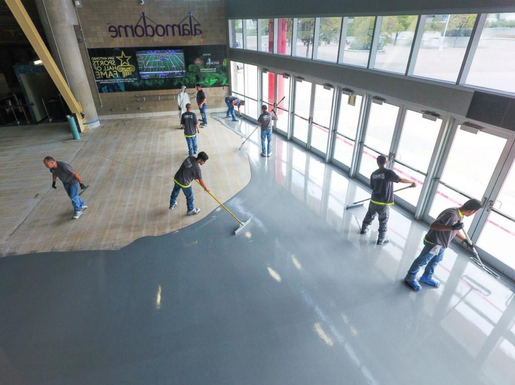 买世界杯app下载的员工正在为阿拉莫德球场制作地板涂料